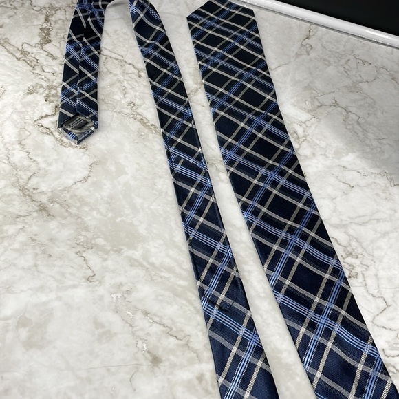 Jones New York Premium Necktie. Blue and Grey Geometric. 8cm - Picture 7 of 9